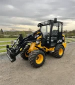 Mặc dù có ngoại hình siêu gọn, JCB 403 vẫn cung cấp lực nâng tối đa rất ấn tượng, với sức nâng an toàn lên tới hơn 1.4 tấn (trên phiên bản Plus). Xe có thể xúc đầy gàu các loại vật liệu nặng hoặc nâng hạ các pallet gạch, bao cám tại bãi tập kết một cách dứt khoát.