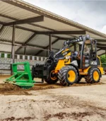 Tích hợp hệ thống ngàm nối nhanh tiện lợi, JCB 403 cho phép tài xế lái máy thay đổi linh hoạt giữa gàu xúc, càng nâng pallet và chổi quét chỉ trong vòng vài phút. Một chiếc xe duy nhất có thể đảm nhiệm từ việc xúc phân chuồng, dọn dẹp xà bần đến xếp dỡ hàng hóa.