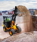 Sở hữu thiết kế khung gầm khớp nối trung tâm, JCB 403 mang lại bán kính quay vòng cực nhỏ. Tính năng này giúp tài xế lái máy dễ dàng điều khiển xe luồn lách qua các cửa chuồng trại thấp hoặc lối đi chật hẹp tại kho bãi mà không cần thao tác lùi xe nhiều lần.