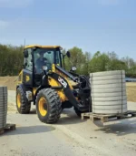 Với tải trọng lật thẳng từ 3,251 kg đến 3,892 kg, dải xe xúc lật cỡ nhỏ JCB xử lý gọn gàng các pallet vật tư nông nghiệp nặng. Cơ cấu tay nâng chữ Z (Z-bar) cung cấp lực đột phá lên tới 53.8 kN, bứt phá năng suất xếp dỡ phân bón, bao cám tại các tổng kho trung chuyển.