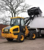 Hệ thống bơm thủy lực lưu lượng lớn trên JCB 407/409 Agri đảm bảo chu kỳ nâng, xả tải và hạ gàu diễn ra chớp nhoáng. Thiết bị cho phép duy trì tốc độ bốc dỡ ngô sinh khối và phế phẩm nông nghiệp với công suất tối đa liên tục trong suốt ca làm việc dài mà không bị sụt giảm áp suất.