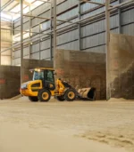 Tích hợp hệ thống ngàm nối nhanh (Quickhitch), JCB 407 và 409 Agri có thể chuyển đổi linh hoạt giữa gàu xúc, nĩa xiên và càng nâng chỉ trong vài phút. Chỉ với một thiết bị duy nhất, trang trại có thể giải quyết toàn diện các công đoạn từ dọn nền chuồng, xúc cỏ ủ chua đến nâng hạ cấu kiện.