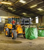 Được thiết kế tối ưu cho các khu vực chuồng trại chật hẹp, JCB 407 và 409 Agri sở hữu khung gầm khớp nối trung tâm với góc lái tối đa ±40 độ. Bán kính quay vòng cực nhỏ kết hợp hệ thống lái trợ lực giúp thợ máy dễ dàng luồn lách, cấp thức ăn gia súc chính xác mà không cần lùi xe nhiều lần.