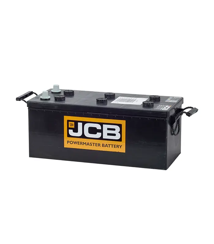 Các đầu cọc bình bằng hợp kim chì dày dặn tăng cường khả năng dẫn truyền dòng điện siêu cường từ bình ắc quy JCB Powermaster đến máy khởi động. Thiết kế này giúp hạn chế tối đa hiện tượng oxy hóa bề mặt tiếp xúc và duy trì độ ổn định cho hệ thống điện 12V.