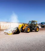 Thiết kế cơ khí thông minh cho phép chổi gắn gầu JCB tự đứng thẳng độc lập khi không gá lắp giúp việc lưu kho bảo quản diễn ra vô cùng thuận tiện. Thân vỏ chế tạo từ thép Domex mạ kẽm toàn bộ mang lại kết cấu vừa siêu nhẹ vừa bền bỉ tuyệt đối trước các tác động mài mòn hóa chất.