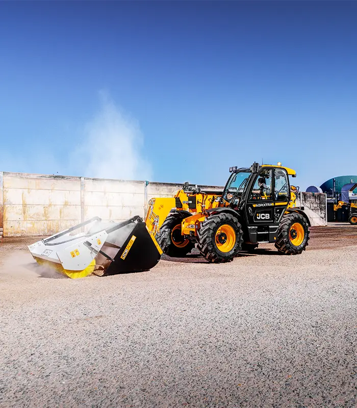 Thiết kế cơ khí thông minh cho phép chổi gắn gầu JCB tự đứng thẳng độc lập khi không gá lắp giúp việc lưu kho bảo quản diễn ra vô cùng thuận tiện. Thân vỏ chế tạo từ thép Domex mạ kẽm toàn bộ mang lại kết cấu vừa siêu nhẹ vừa bền bỉ tuyệt đối trước các tác động mài mòn hóa chất.