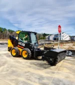 Khi vận hành theo chiều lùi, chổi gắn gầu JCB mang lại một hành trình quét dọn sạch sẽ và triệt để hơn trên các bề mặt nền thô ráp. Cơ chế này cho phép lưỡi gầu hớt gọn các lớp bùn đất nhão hoặc ngũ cốc rơi vãi trên sàn nhà xưởng mà không làm tổn hại cấu trúc cơ cấu phanh ngầm