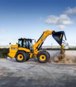 Cơ cấu điều chỉnh góc quét cho phép chổi quét góc JCB xoay linh hoạt 30 độ sang trái hoặc phải để đẩy vật liệu sang hai bên đường hành trình. Người vận hành có thể tùy chọn hệ thống điều chỉnh bằng tay thủ công hoặc mạch thủy lực tiện lợi trực tiếp từ khoang lái của xe xúc trượt.