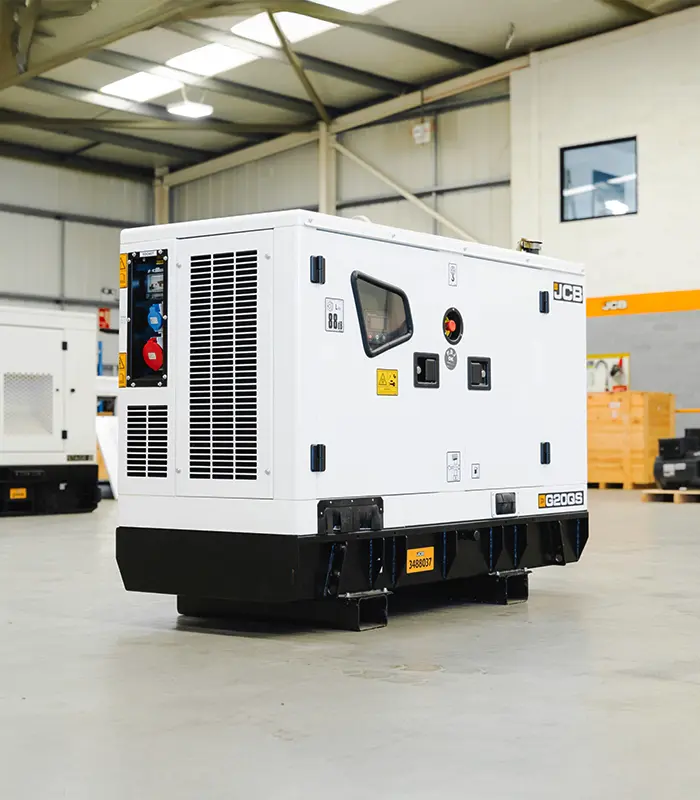 Khối động cơ diesel 3 xi-lanh JCB by Kohler KDI 1903 M vận hành mạnh mẽ nhờ mạch phun nhiên liệu trực tiếp tiên tiến. Kết cấu tản nhiệt bằng két nước tuần hoàn dung tích 6.80 L bảo đảm cụm máy luôn hoạt động mát mẻ trong các ca tải dài.