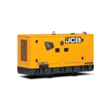 Cấu trúc vỏ thép sơn tĩnh điện màu vàng đặc trưng giúp bảo vệ toàn diện hệ thống máy phát điện khỏi các tác động oxy hóa do thời tiết ngoài trời. Lớp bọt foam cách âm mật độ cao lót phía trong giúp hấp thụ toàn bộ sóng âm để đưa độ ồn hạ thấp xuống mức 64 dB(A).