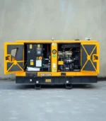 Khối động cơ 4 xi-lanh Kohler/JCB KDI 2504 M được lắp đặt kiên cố trên hệ thống khung gầm giảm chấn Heavy-Duty nhằm triệt tiêu rung lắc cơ học. Cơ chế nạp tự nhiên kết hợp giải nhiệt bằng nước tuần hoàn giúp cụm máy vận hành mát mẻ và duy trì hiệu suất phát điện ổn định.