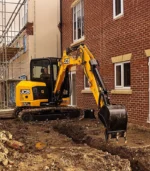 Sức mạnh đào bới vượt trội giúp máy xúc đào mini JCB 51R-1 xử lý nhanh chóng các nền đất cứng.