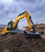 Loại bỏ hoàn toàn chi tiết nhựa, máy xúc đào mini JCB 51R-1 được bảo vệ bởi thép cường lực, đảm bảo độ bền tối đa.