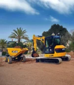 Ghế treo thủy lực và điều hòa 8 cửa gió trên máy xúc đào mini JCB 51R-1 tạo môi trường làm việc thoải mái nhất cho người vận hành.