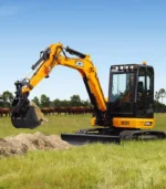 Sức mạnh đào bới ấn tượng của máy xúc đào mini JCB 55Z-1 giúp xử lý tốt các vật liệu cứng.