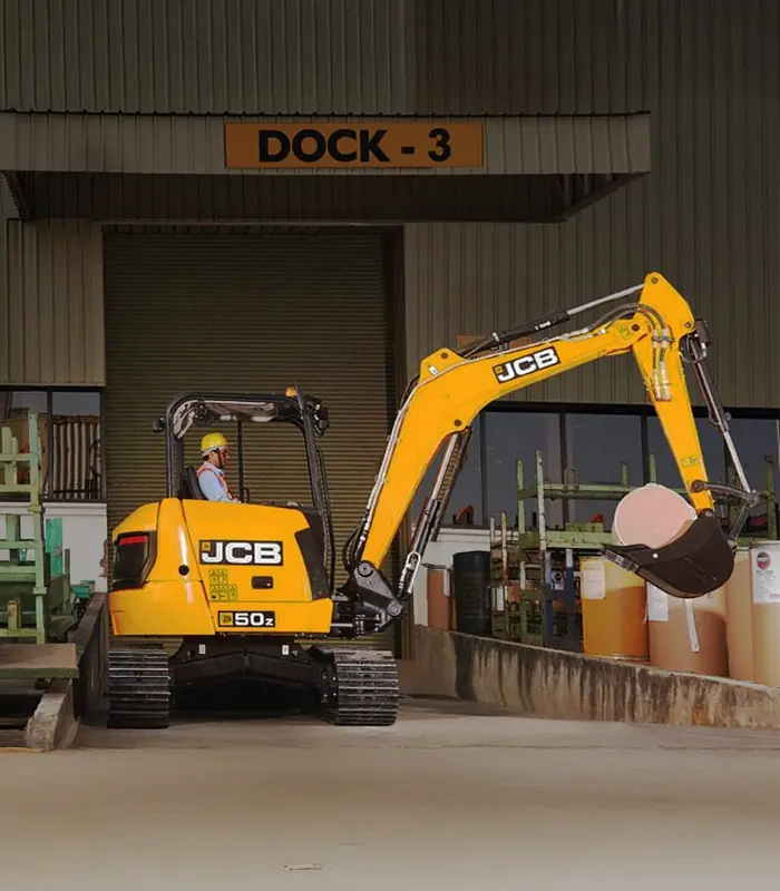 Với cấu trúc không vung đuôi, máy xúc đào mini JCB E50Z có thể tự tin xoay toa 360 độ trong không gian chật hẹp. Thiết kế này giúp triệt tiêu hoàn toàn rủi ro va đập phần đối trọng vào hàng rào hay kết cấu công trình lân cận.