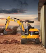 Chống lại sự khắc nghiệt của công trường, máy xúc đào mini JCB E50Z loại bỏ các chi tiết nhựa mỏng manh. Bộ giáp thép toàn diện giúp bảo vệ động cơ, giảm thiểu tối đa chi phí thay thế ngoại thất cho nhà thầu.