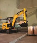 Tích hợp cụm ty xi-lanh đường kính lớn cùng lưỡi ủi thăng bằng, máy xúc đào mini JCB E50Z duy trì lực nâng tối đa vô cùng ổn định. Tài xế lái máy có thể cẩu và định vị các cấu kiện cống hộp bê tông xuống hố sâu một cách chuẩn xác.