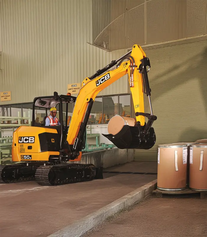 Tích hợp cụm ty xi-lanh đường kính lớn cùng lưỡi ủi thăng bằng, máy xúc đào mini JCB E50Z duy trì lực nâng tối đa vô cùng ổn định. Tài xế lái máy có thể cẩu và định vị các cấu kiện cống hộp bê tông xuống hố sâu một cách chuẩn xác.