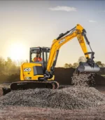Cabin đạt chuẩn ROPS/FOPS của máy xúc đào mini JCB E50Z sử dụng các tấm kính phẳng dễ thay thế. Tầm nhìn 360 độ trong suốt giúp tài xế lái máy kiểm soát an toàn tuyệt đối khu vực mỏ gàu và dải xích hai bên.