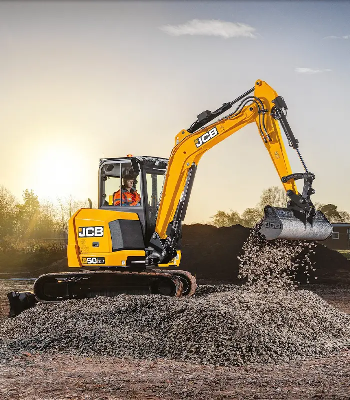 Cabin đạt chuẩn ROPS/FOPS của máy xúc đào mini JCB E50Z sử dụng các tấm kính phẳng dễ thay thế. Tầm nhìn 360 độ trong suốt giúp tài xế lái máy kiểm soát an toàn tuyệt đối khu vực mỏ gàu và dải xích hai bên.