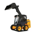 Bộ khóa hitch cơ khí tiêu chuẩn đạt các kiểm định khắt khe của hãng hỗ trợ thay đổi các loại gầu bốc xúc hoặc càng nâng pallet chỉ trong vài phút. Sự linh hoạt này giúp máy xúc trượt chuyển đổi công năng chớp nhoáng, đáp ứng đa dạng các hạng mục thi công hạ tầng đô thị.