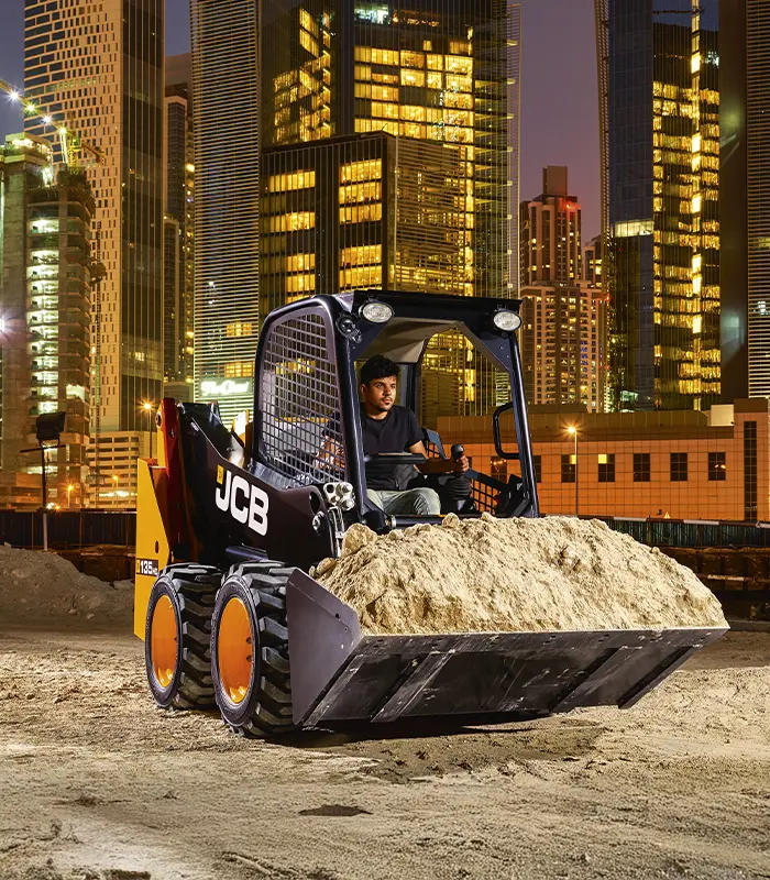 Máy xúc trượt JCB 135 HD Toàn bộ cấu trúc khoang lái có thể lật nghiêng ra phía trước một cách dễ dàng để lộ ra hệ thống bơm thủy lực và hộp số bên dưới. Giải pháp thiết kế này giúp tối ưu hóa không gian thao tác kỹ thuật, giảm thiểu thời gian dừng máy vô ích cho nhà thầu.