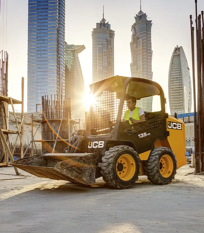 Khoang lái sở hữu diện tích lớn hơn 46% so với thị trường được trang bị ghế treo cơ khí có thể tùy chỉnh độ cao toàn diện. Các cụm điều khiển servo trợ lực nhẹ nhàng đi kèm khay chứa đồ và cốc nước ngay trên bệ tỳ tay giúp giảm mệt mỏi cho tài xế