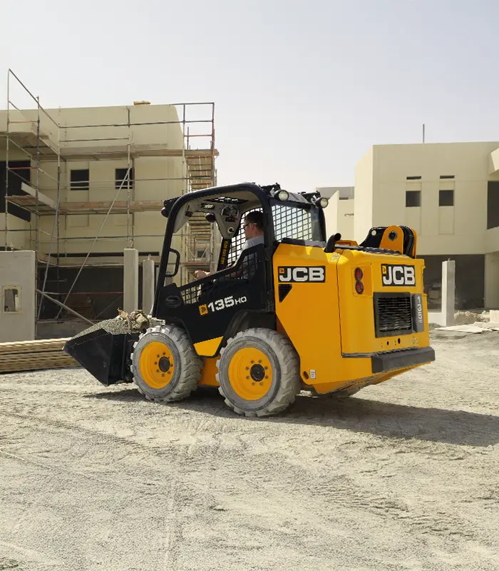 Cánh tay cần đơn Powerboom được chế tạo từ thép tấm đặc chủng có độ bền kéo cao hơn 20% so với kết cấu hai cần của đối thủ. Sự cải tiến cơ khí vượt trội này giúp máy xúc trượt chịu đựng tốt các lực vặn xoắn lớn khi cày ải trên địa hình gồ ghề