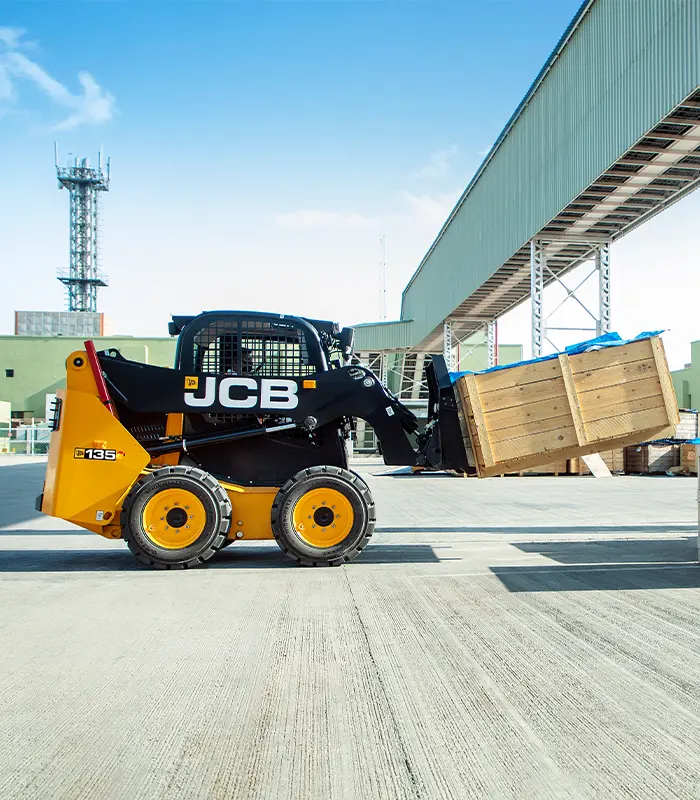 Thiết kế cửa bên độc đáo cho phép người lái dễ dàng bước vào khoang lái mà không cần trèo qua gầu xúc chứa đầy vật liệu. Giải pháp kiến trúc này triệt tiêu hoàn toàn rủi ro trượt ngã hoặc gặp tai nạn khi phải di chuyển dưới cánh tay cần không có giá đỡ