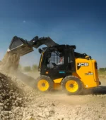 Toàn bộ hệ thống đường ống áp lực được bố trí chạy ngầm khoa học bên trong lòng cấu trúc thép của cần Powerboom™. Giải pháp kiến trúc này bảo vệ các chi tiết truyền động của máy xúc trượt JCB 155 HD khỏi mọi tác động va đập từ đá hộc công trường