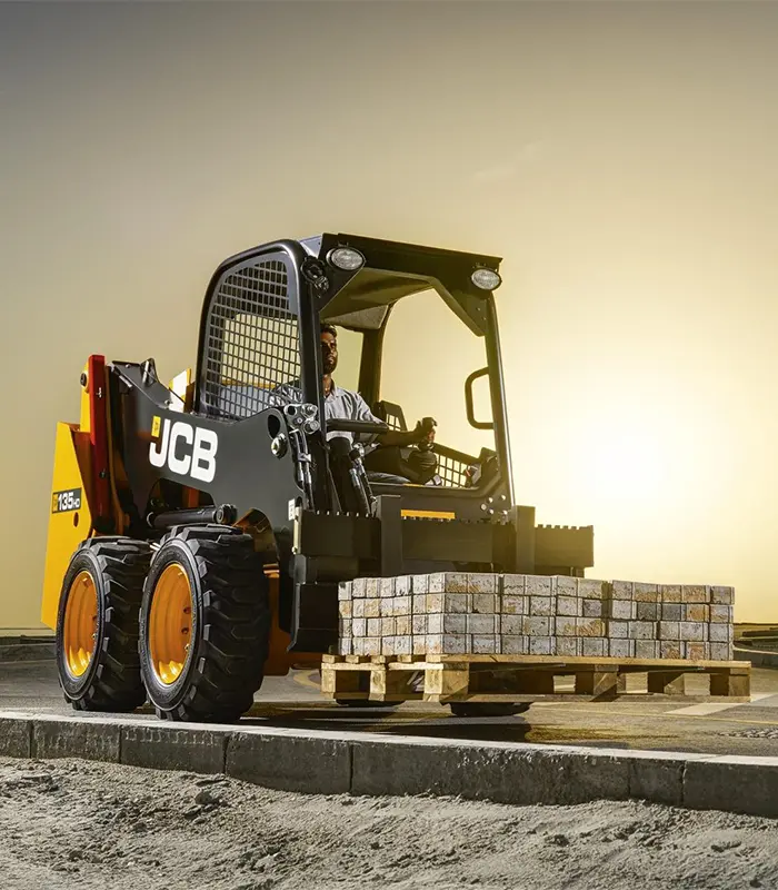 Tùy chọn SRS tân tiến cho phép gầu xúc và khối lượng vật liệu chuyển động hoàn toàn độc lập với hệ thống khung gầm của xe. Công nghệ này trên máy xúc trượt JCB 155 HD giúp triệt tiêu hiện tượng rơi vãi cát đá và tăng tốc độ di chuyển hành trình.