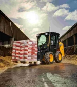 Diesel Kohler T4F công suất 44kW mang lại hiệu suất kéo vượt trội mà không đòi hỏi thêm các dung dịch xử lý khí thải đắt tiền. Cải tiến công nghệ này giúp máy xúc trượt tối ưu hóa lượng dầu tiêu hao và đơn giản hóa các bước bảo dưỡng định kỳ.