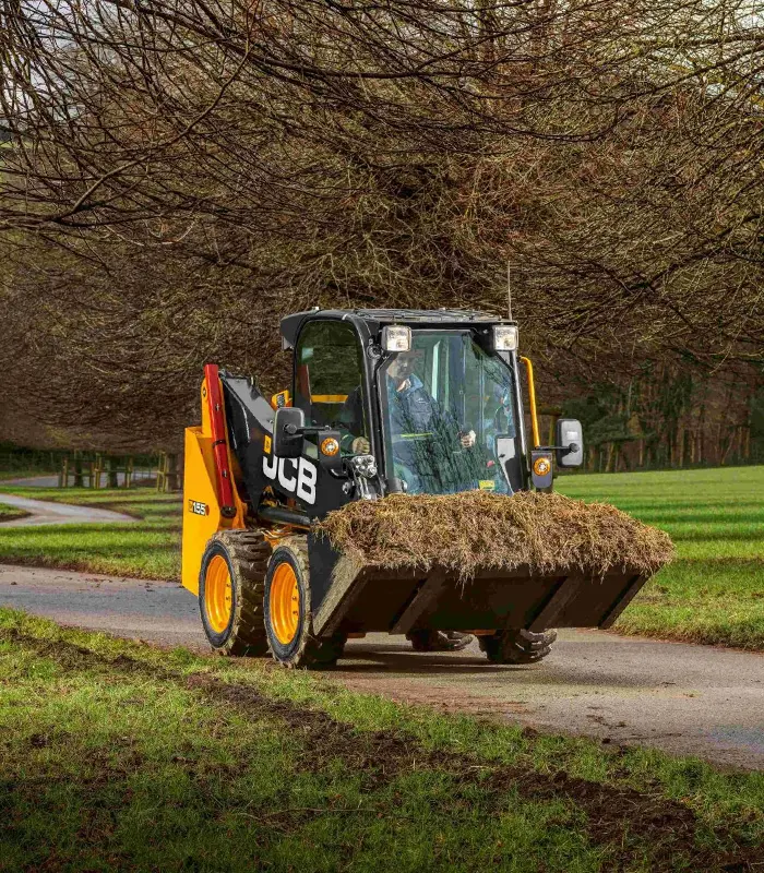 Toàn bộ chassis được gia công hàn kiên cố mang lại một cấu trúc chống xoắn vững chắc trên các bề mặt sụt lún. Thiết kế thông minh này hỗ trợ máy xúc trượt JCB 155 HD giảm bớt tổng khối lượng bản thân nhưng vẫn duy trì sức nâng ổn định 703 kg