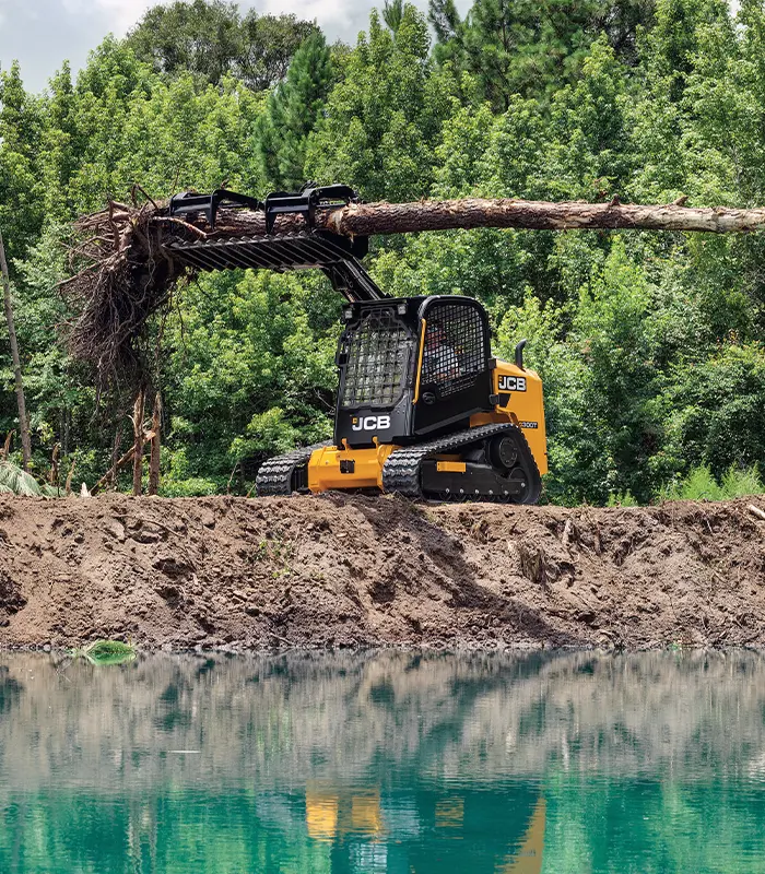 Lối vào từ bên hông cho phép người vận hành dễ dàng bước thẳng vào cabin mà không cần trèo qua các phụ kiện gầu xúc lớn bám đầy bùn đất. Giải pháp kiến trúc Safter by Design này loại bỏ triệt để mối nguy chấn thương do trượt ngã hoặc do tay nâng bất ngờ sụt áp suất