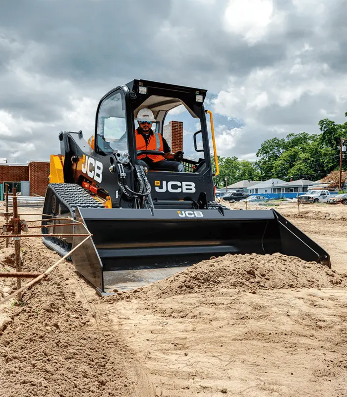 Trung tâm khoang lái được trang bị màn hình hiển thị kích cỡ 7 inch hiển thị trực quan thông số máy kèm theo camera lùi tự động kích hoạt. Hệ thống điện tử tích hợp thêm tính năng Auto Idle giúp động cơ tự động giảm tốc độ tua máy khi không có thao tác để tiết kiệm nhiên liệu