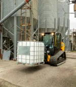 Công nghệ Vertical Lift điều hướng gầu xúc di chuyển theo một trục dọc cố định giúp máy đạt tầm cao đổ tải hoàn hảo mà không làm dịch chuyển trọng tâm xe. Tầm nhìn Hi-Viz Powerboom™ thông thoáng hỗ trợ tài xế đưa vật liệu lên thùng xe tải một cách nhanh chóng và chính xác