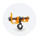 Dòng phụ kiện JCB chính hãng sở hữu thiết kế đồng bộ cơ khí chính xác với hệ thống khung gầm và cơ cấu tay gầu của các dòng máy xúc, máy ủi. Toàn bộ răng gầu, lưỡi cắt, và các chốt bạc liên kết được chế tạo từ hợp kim thép mangan chịu mài mòn mật độ cao, giúp kéo dài tuổi thọ vận hành trong điều kiện cào xới đất đá khắc nghiệt. Hệ thống gioăng phớt chịu nhiệt và dây thủy lực bố thép nhiều lớp đảm bảo duy trì áp suất dầu tuần hoàn ổn định, ngăn ngừa tối đa hiện tượng rò rỉ và sụt giảm công suất của thiết bị cơ sở.