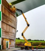 Khớp cần phụ kết hợp cùng góc quay giỏ nâng lên tới 160 độ hỗ trợ người lao động căn chỉnh góc làm việc tối ưu nhất khi xử lý hệ thống kính vách. Thiết kế đuôi xe thu gọn với độ nhô đối trọng chỉ 0.12m giúp thiết bị nâng hạ vận hành an toàn trong các hành lang nội bộ hẹp