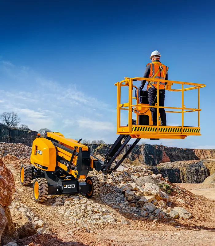 Giải pháp công nghệ JCB LiveLink tích hợp tiêu chuẩn cho phép các chủ doanh nghiệp giám sát chặt chẽ thời gian chạy máy và mức tiêu hao nhiên liệu qua điện thoại. Các thông báo nhắc lịch bảo trì hoặc cảnh báo lỗi hệ thống điện tử được gửi tự động nhằm hạn chế tối đa thời gian dừng máy vô ích
