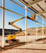 Thiết kế khớp cần linh hoạt của xe nâng người cần gấp khúc 16m JCB AJ48D hỗ trợ đưa giỏ nâng tiếp cận chính xác các vị trí thi công phía trên hệ thống mái vòm phức tạp. Khả năng vượt chướng ngại vật tầm cao đạt 7.5m giúp thợ kỹ thuật bỏ qua các vật cản bên dưới mà không cần di chuyển xe.