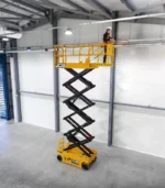 Ổ cắm điện tích hợp trên sàn thao tác được che chắn bằng nắp đậy chống nước kiên cố để cấp nguồn an toàn cho các thiết bị cầm tay. Tiện ích này cho phép xe nâng người vận hành liên tục tại các công trường ngoài trời mà không sợ rò rỉ điện năng.