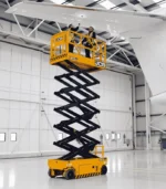 Cơ chế phanh tự động kích hoạt lập tức hãm chặt bánh xe ngay khi người điều khiển buông tay khỏi cần gạt di chuyển. Lá chắn an toàn này đảm bảo xe nâng người đứng vững vàng trên các bề mặt dốc nhẹ của khu vực kho vận.