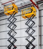 Toàn bộ gầm xe được gia cố bằng thép tấm dày kèm theo móc tời phía trước hỗ trợ quá trình lưu kho và bốc xếp dễ dàng. Kết cấu kiên cố này giúp việc cố định xe nâng người lên phương tiện vận chuyển diễn ra nhanh chóng và an toàn.