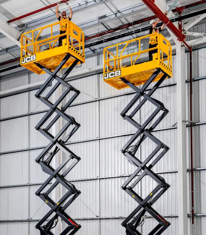 Toàn bộ gầm xe được gia cố bằng thép tấm dày kèm theo móc tời phía trước hỗ trợ quá trình lưu kho và bốc xếp dễ dàng. Kết cấu kiên cố này giúp việc cố định xe nâng người lên phương tiện vận chuyển diễn ra nhanh chóng và an toàn.