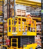 Khối nguồn chạy điện 100% giúp thiết bị vận hành hoàn toàn sạch sẽ, không sinh ra khí thải độc hại trong nhà xưởng kín. Công nghệ xanh trên xe nâng người cắt kéo 16m JCB S4550E giúp giảm thiểu ô nhiễm tiếng ồn để nâng cao hiệu quả giao tiếp đội nhóm.