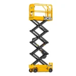 Thao tác gập gọn lan can sàn thao tác của xe nâng người cắt kéo 7m JCB S1930E bằng chốt lò xo, giúp xe hạ thấp chiều cao để chui qua các lối đi hẹp