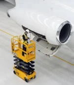 Phần gầm xe xe nâng người cắt kéo 7m JCB S1930E được trang bị tấm giáp thép dày, bảo vệ cụm mô-tơ đắt tiền khỏi các va chạm tại công trường