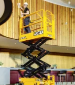 Bàn đạp giải phóng sàn bằng chân trên xe nâng người cắt kéo 7m JCB S1930E, hỗ trợ đẩy rộng diện tích làm việc thêm 0.9m cực kỳ nhẹ nhàng.